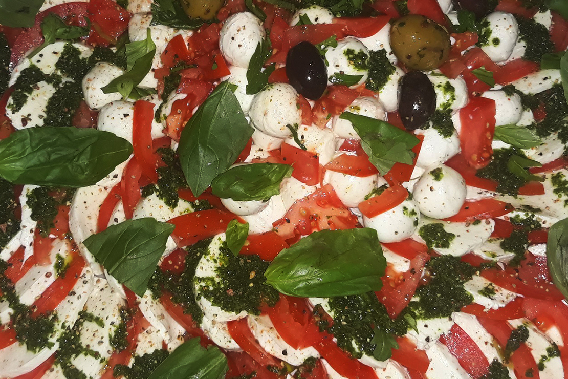 Tomaten-Mozzarella Platte  mit frischem Basilikum und Oliven