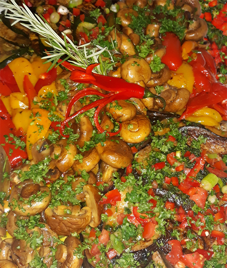 Antipasti mit Auberginien, Zucchini, Champignons, Paprika. Mit Kräuterpesto.