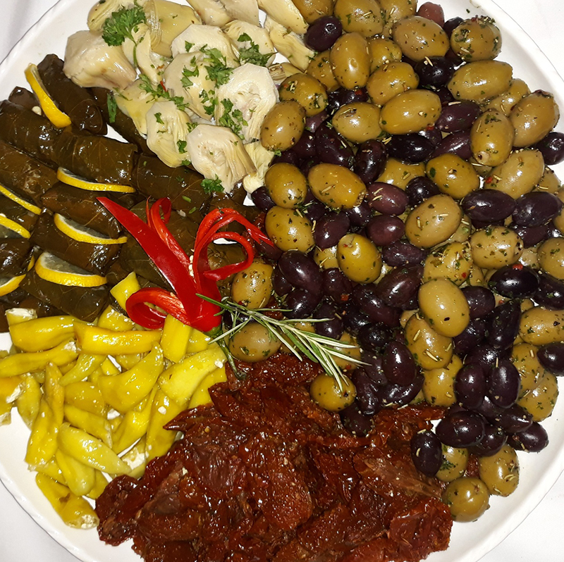Antipasti mit engelegtem Gemüse