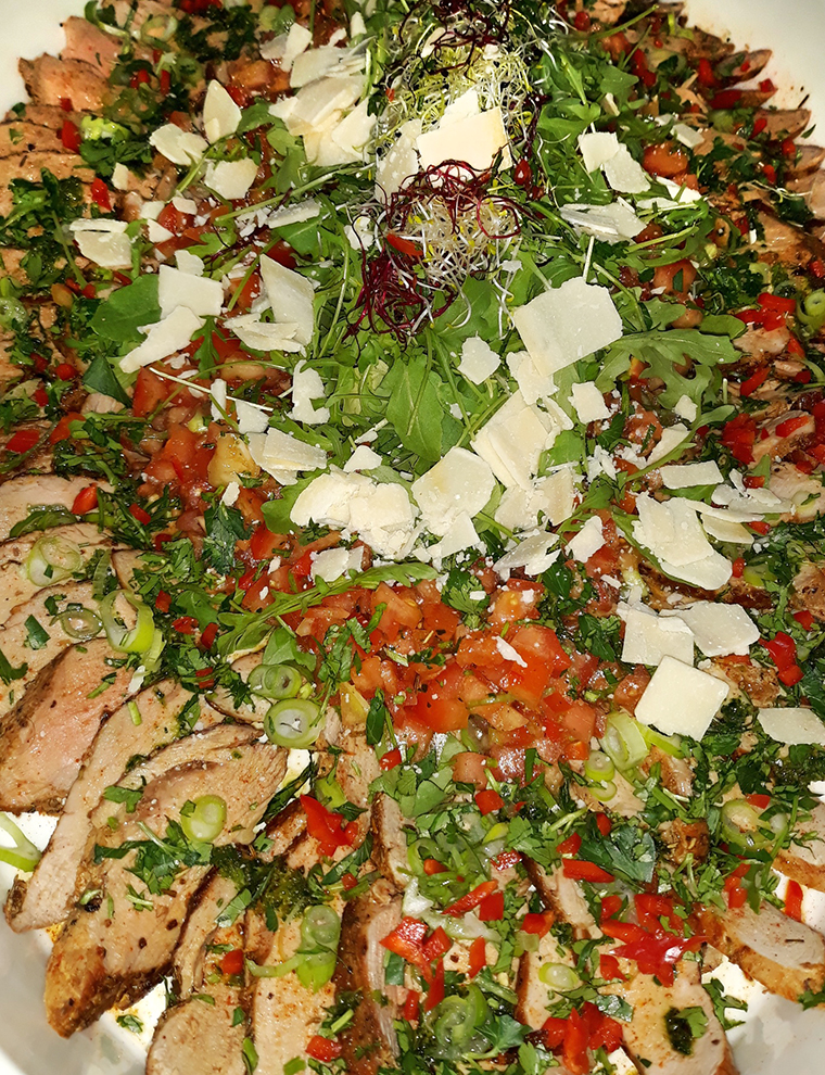 Gebratenes Schweinefilet Mit Rosmarin Tomaten Rucola  Und Parmesan