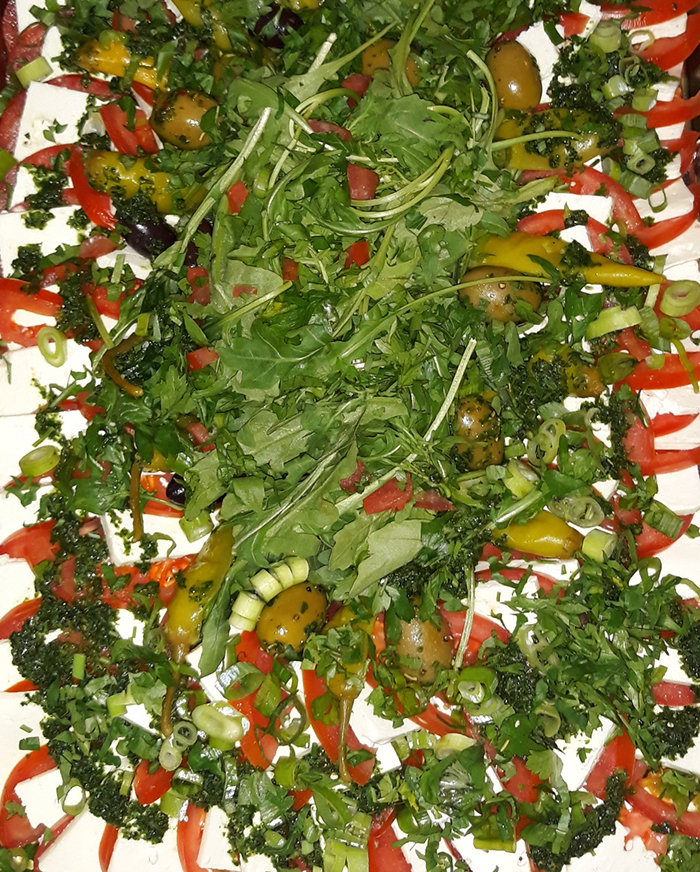 Schafskäse-Tomaten Platte mit Rucola und Basilikumpesto